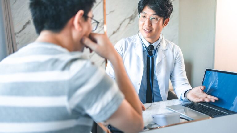 Paciente sendo atendido no sistema de saúde pública no Japão.