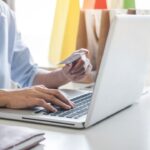 Homem fazendo compras em sites para comprar no Paraguai.