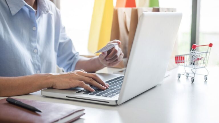 Homem fazendo compras em sites para comprar no Paraguai.