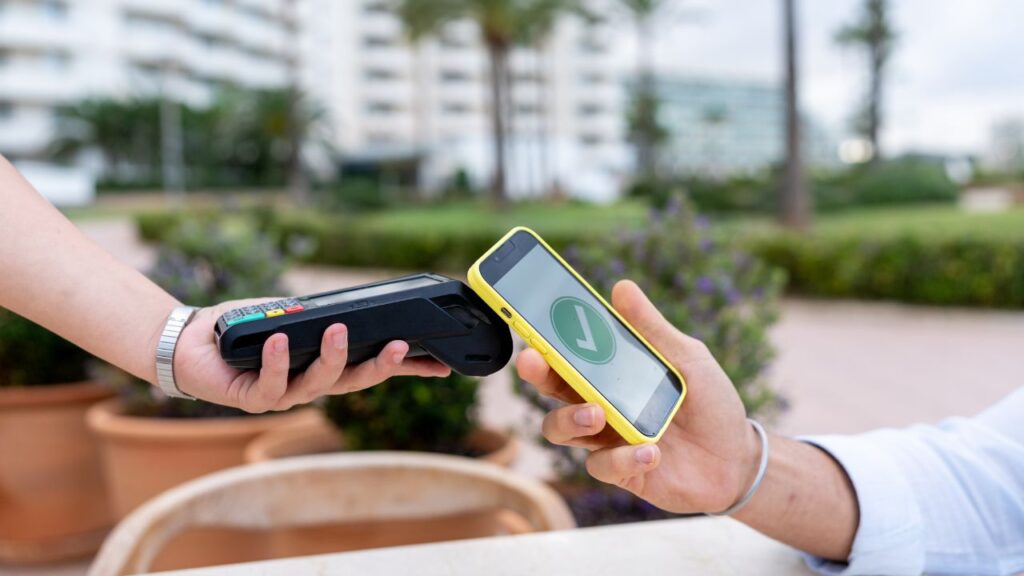 Cliente aprendendo como usar cartão virtual em compras.