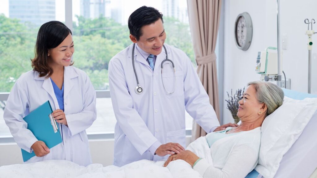 Médico visitando paciente no leito.