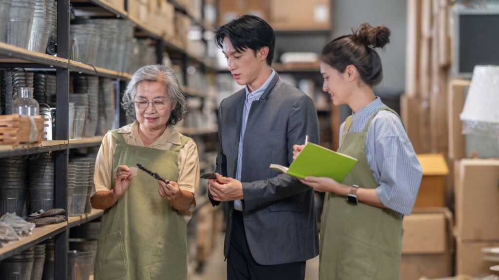 Auditores analisando produtos chineses.